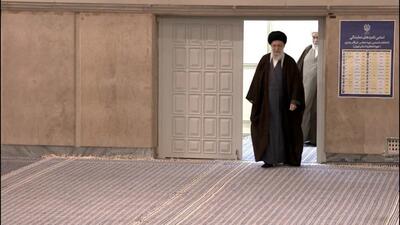 حضور رهبر انقلاب در حسینیه امام خمینی(ره) جهت انجام فرایند رای گیری +عکس
