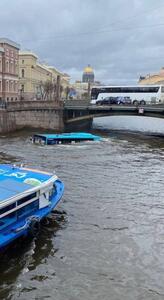 سقوط یک اتوبوس با ۲۰ مسافر به داخل رودخانه در روسیه