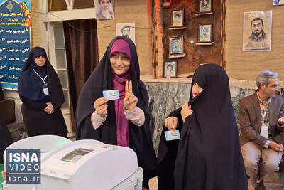ویدیو/ شلوغ‌تر شدن شعب اخذ رأی؛ شور رأی اولی‌ها در مسجد لرزاده