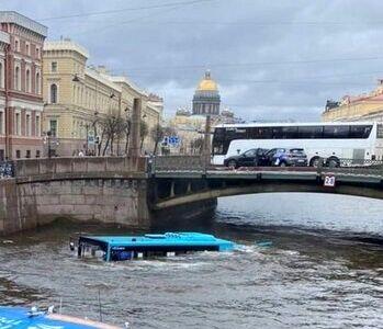 سقوط یک اتوبوس با ۲۰ مسافر به داخل رودخانه در روسیه