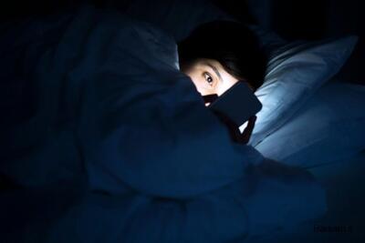 شما هم قبل از خواب از گوشی موبایل استفاده میکنید؟ | عوارض استفاده از موبایل هنگام خوابیدن