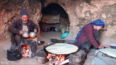 طرز تهیه نان ساجی و خورشت کلم و مرغ توسط زوج غارنشین افغانی (فیلم)