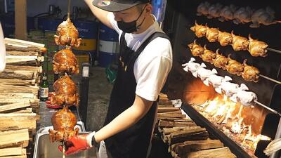 راز پخت صدها مرغ کبابی هیزمی در خیابان‌های کره (فیلم)