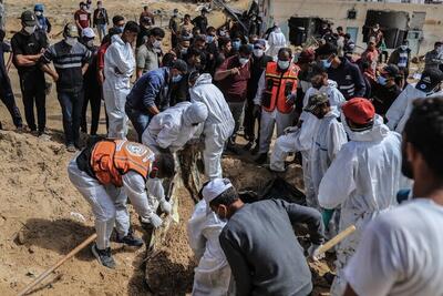 وزارت بهداشت فلسطین : اجساد بیش از ۱۰ هزار نفر همچنان زیر آوار/ کشف ۵۲۰ جسد در گورها