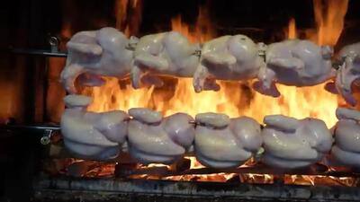 (ویدئو) غذای خیابانی در کره؛ نحوه پخت صدها مرغ کبابی هیزمی کره ای