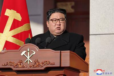 نظارت رهبر کره‌شمالی بر شلیک آزمایشی تسلیحات توپخانه‌ای