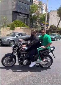 دور دور هادی چوپان با موتور سنگین سی بی ۱۳۰۰ در شهر/ ویدئو