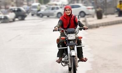 تصاویر | عکس‌هایی از تک‌چرخ زدن یک خانم چادری با موتور در خیابان