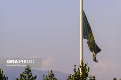 تصاویر اهتزاز بزرگترین پرچم رضوی در تهران