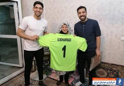 هدیه بهترین دروازه‌بان فوتسال آسیا به مادر شهید - پارس فوتبال | خبرگزاری فوتبال ایران | ParsFootball