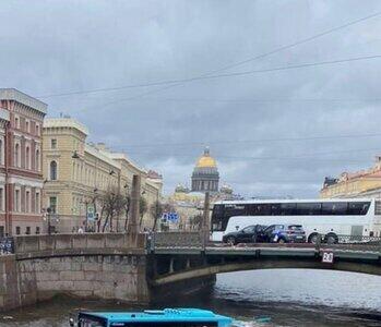 سقوط یک اتوبوس با ۲۰ مسافر به رودخانه در سن‌پترزبورک