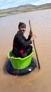 ویدئو/ ابتکار خنده دار مرد ایرانی در ساخت قایق از یک تشت حماسه ساز شد!