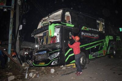 تصادف اتوبوس در اندونزی بیش از ۶۴ کشته و زخمی برجای گذاشت