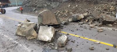 پلیس راه البرز: احتمال سقوط سنگ در جاده کرج - چالوس / مسافران در حاشیه جاده توقف نکنند