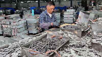 (ویدئو) چگونه میلیون ها «لولای در» در یک کارخانه چینی تولید می شود؟