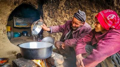 (ویدئو) پخت خورشت گوجه کدو به روش زوج غارنشین مسن افغانستانی
