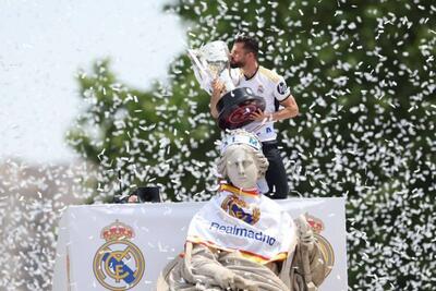 عکس؛ لحظه‌ای که کاپیتان رئال مادرید در میدان سیبلس جام را بالای سر برد