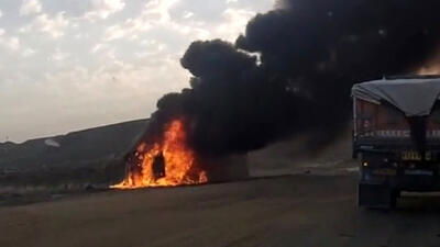تصادف هولناک تریلی با خودروی سواری در جاده خرمشهر / همه سرنشینان خودرو زنده زنده سوختند