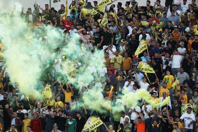 یک تیم رقیب سپاهان در سکوهای زرد (عکس)