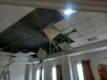 سقف کلاس این دانشگاه روی سر دانشجویان خراب شد + عکس