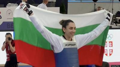دختر جنجالی ایرانی با پرچم بلغارستان دور افتخار زد +عکس