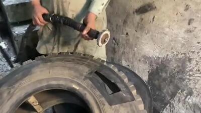 (ویدئو) مهارت یک استاد مشهور پاکستانی در تعمیر لاستیک های غول پیکر کوماتسو