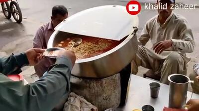 (ویدئو) غذای خیابانی در پاکستان؛ پخت و سرو خورشت نخود لاهوری