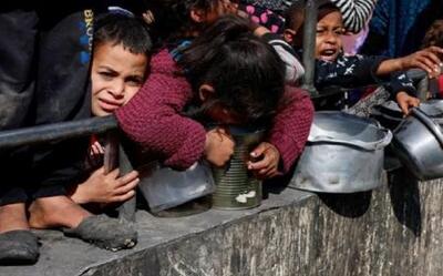 کودکان غزه از شدت گرسنگی سنگ‌ریزه می‌خورند!