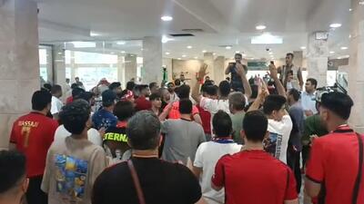 اختصاصی/ تشویق های هواداران نساجی در راه ورزشگاه برای تماشای بازی نساجی و استقلال خوزستان