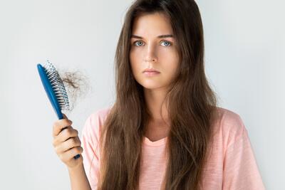 با این دمنوش های گیاهی از ریزش موهات جلوگیری کن!