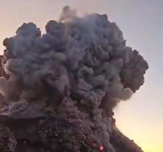 لحظه هولناک فوران آتشفشان مرگبار در آمریکا + فیلم
