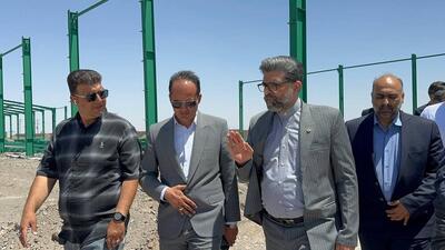 معاون وزیر صمت از کارخانه در حال ساخت کاشی و سرامیک در استان کرمان دیدن کرد