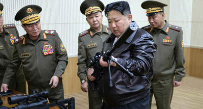 بازدید رهبر کره شمالی از کارخانه‌های جنگ افزار سازی و شلیک با اسلحه دوربین‌دار/ تصاویر