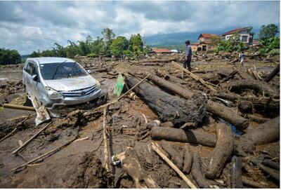 طوفان و رانش زمین در اندونزی/ ۵۴ نفر کشته و ناپدید شدند+ عکس