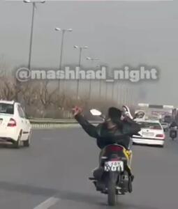 حرکات جنون‌آمیز یک موتور سوار وسط خیابان‌های مشهد!