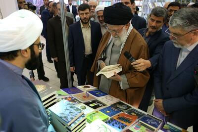 لحظه بازدید رهبر انقلاب از نمایشگاه کتاب تهران ۱۴۰۳ | رویداد24