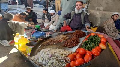 غذای خیابانی در پاکستان؛ طرز تهیه جگر سرخ شده پیشاوری (فیلم)