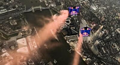 سقوط آزاد و پرواز از میان پل برج لندن با لباس بالدار (فیلم)