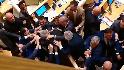 ببینید / درگیری در پارلمان گرجستان در جریان تصویب لایحه «نفوذ خارجی»
