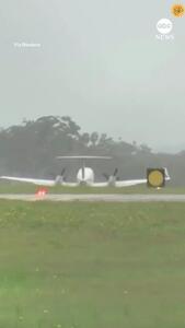 (ویدئو) مهارت خلبان در فرود هواپیمایی که دچار نقص فنی شد