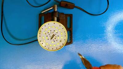 (ویدئو) نحوه ساخت سر پیچ لامپ LED در کارخانه مشهور پاکستانی