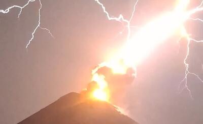 (ویدئو) لحظه برخورد صاعقه با قله آتشفشان در حال فوران