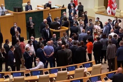 تصاویری از درگیری در پارلمان گرجستان بین نمایندگان | ویدئو