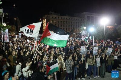 دانشجویان یونانی شب گذشته در حمایت از فلسطین تظاهرات برپا کردند