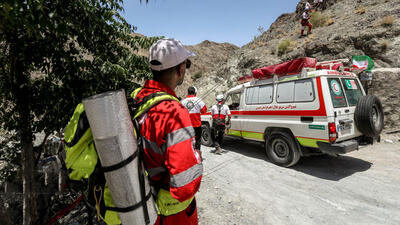 خانواده 15 نفره گرفتار در ارتفاعات نجات یافتند / عملیات نجات 9 ساعت طول کشید