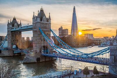 پرواز خارق العاده دو چترباز از پل برج لندن برای اولین بار | رویداد24