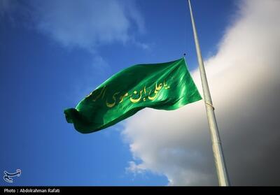 اهتزاز پرچم مزین به نام حضرت رضا (ع) در همدان- عکس خبری تسنیم | Tasnim