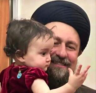 ایران خمینی در آغوش پرمهر پدربزرگ
