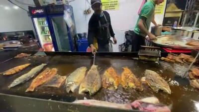 طرز تهیه ماهی سرخ شده و کبابی در خیابان‌های پاکستان (فیلم)