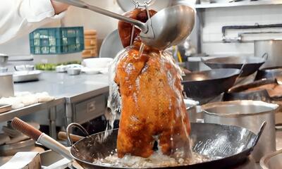 غذای خیابانی در تایوان؛ پخت اردک چینی و سرو سوشی اردک (فیلم)